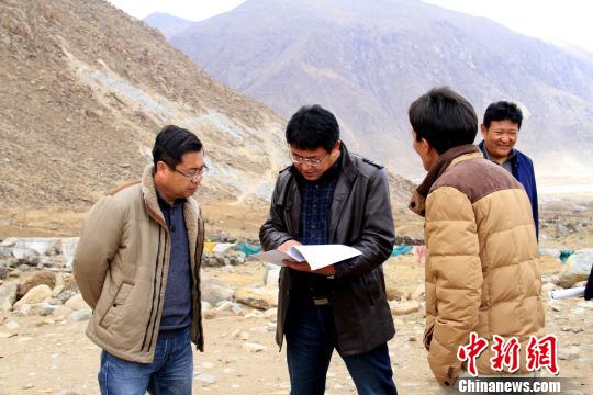 直龙寺为拉萨市最大的苯教寺庙，始建于1088年，迄今已有900多年的历史，该市已启动直龙寺遗址的考古研究工作。图为西藏自治区和拉萨市文物部门在直龙寺遗址勘测考察。　贡桑拉姆 摄