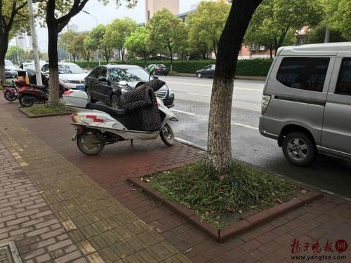 母子被挟持遭劫匪刀刺胸口 民警果断开枪制服 