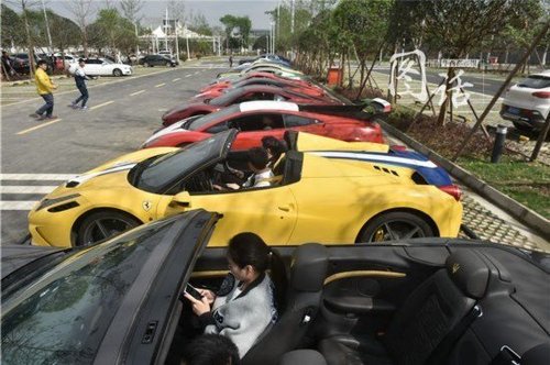 一字排开的豪车引起轰动，围观市民纷纷拿出手机拍照。