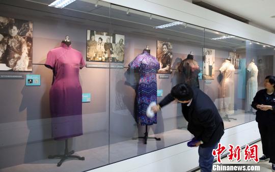 工作人员正在精心布展 潘索菲 摄