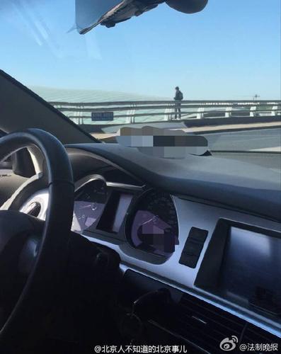 据网友爆料：首都机场T3航站楼有人跳桥(图)