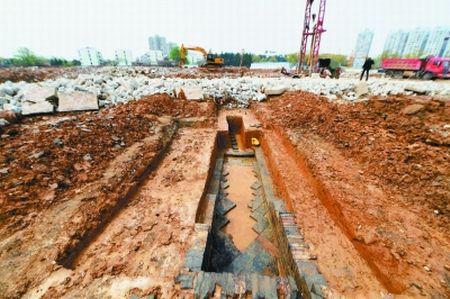 昨天，幕府南路一工地上发现古墓。据考古人员分析，该墓系典型的南朝墓室，分为甬道、前室、后室等，但规模较小，砖头纹饰较简单。目前仍在发掘，不排除旁边有其他墓穴的可能。本报记者 冯芃摄