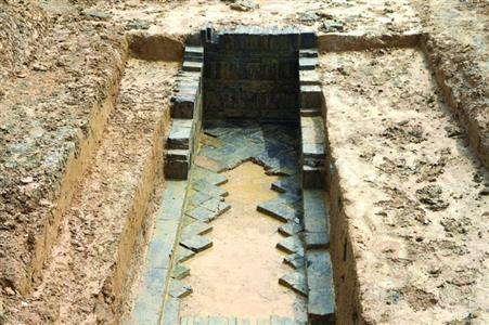 该墓系典型的六朝墓室，分为甬道、前室、后室等。金陵晚报记者 段仁虎 摄