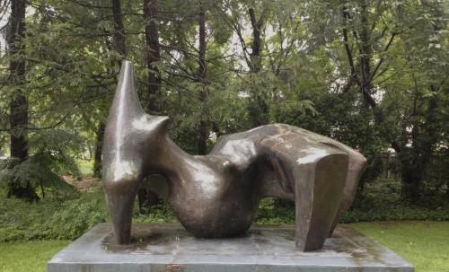 亨利·摩尔，《侧卧的人》（Reclining Figure）.jpg