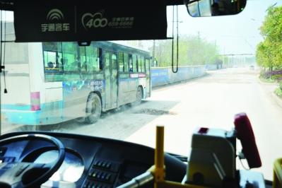 武汉现最烂搓板路 太婆坐公交自绑座位上(图)