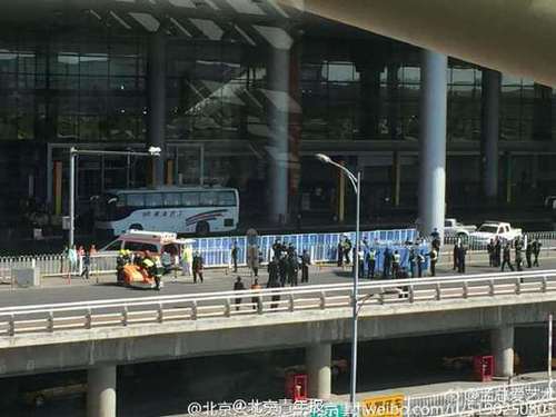 首都机场跳桥男子经抢救无效死亡 故意躲气垫区