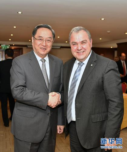 4月10日，全国政协主席俞正声在前往非洲三国进行正式友好访问途中过境马耳他，在瓦莱塔会见马耳他议长法鲁贾。 新华社记者 高洁 摄