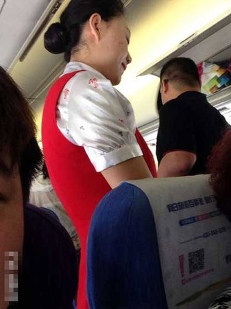 旅行社领队偷拍空姐评颜值