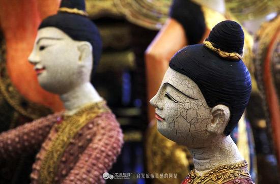 素可泰佛像：佛面作鹅蛋形，佛眉弯、佛口微开、螺状佛发小、佛光作火焰状、佛腰细、袈裟长至佛脐、作单盘式结跏跌