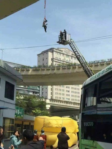 2016年4月11日，从上海市公安局静安分局官方微博获悉，11日9时40分许，静安公安分局接110报警称：在共和新路、中山北路路口高架东南侧，一男子用绳索将自己悬挂在高架桥下。接报后，派出所、消防到场处置，目前，该男子已被救下。