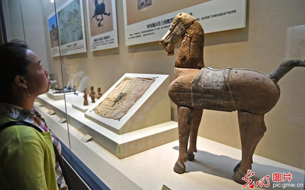 丝绸之路文物精品展在洛阳开展1