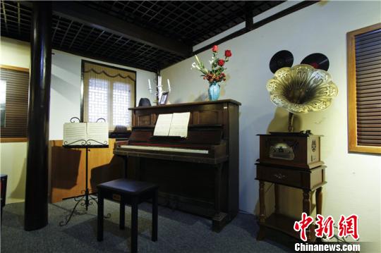 复原后的内史第，重建了前两进宅院和沿街房，恢复了沈树镛时代的框架。其中不但复建了宋氏家族做礼拜的“福音堂”、胡适母子居住的厢房，还集中展示了黄炎培出生的房间、中国交响乐之父黄自曾用过的钢琴等珍贵史料，主体加配套设施面积增至3000多平方米?！」俜? style=