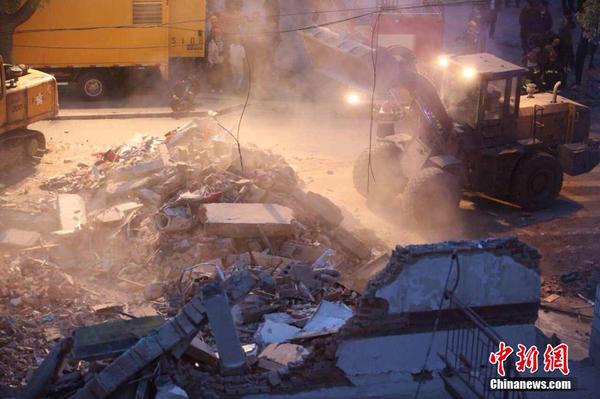 上海松江佘山一幢3层房屋坍塌 救援人员全力搜救7