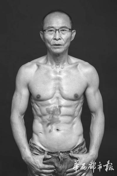 梁钰祥秀八块腹肌。