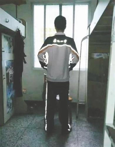 学生穿着的反光校服。图据网友