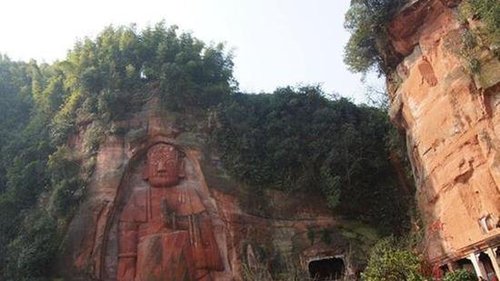 在宜宾市屏山县龙华镇八仙上，有一尊高达32米的立佛，被称为龙华八仙山大佛。近日，屏山县人民政府及文保部门表示，为了更好地保护龙华大佛，希望通过成都商报面向社会征集大佛身世的解答，以期解开龙华大佛身世之谜。