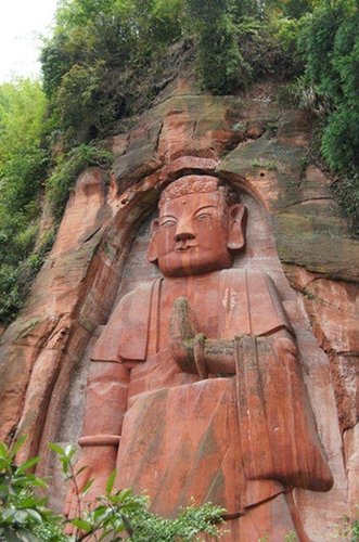 自从阿富汗巴米扬大佛被塔利班武装炸毁后，这座偏居川南深山悬崖之上的大佛，成为目前世界第一大立佛。