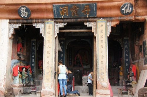 　但为何凿刻、何人凿刻，至今没有找到相关文献资料，这也让大佛的身世至今成谜。