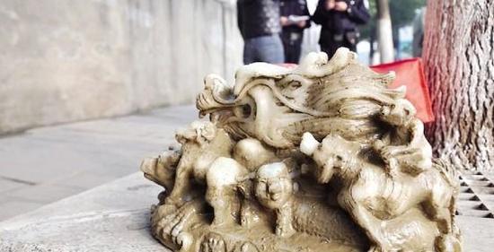 好多天桥上、街道上都有卖这个的，子正君有认识的朋友还真买过。