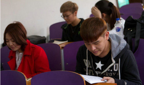 大三男生酒吧扮舞娘 整容15处花费10多万(图)