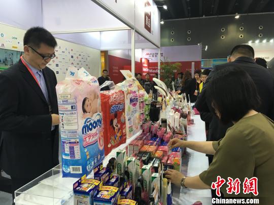 图为2016中国国际电子商务博览会现场?！±罴掩S 摄