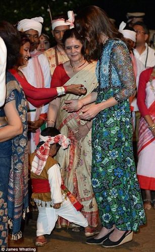 凯特王妃被“熊孩子”踩脚 好脾气蹲下和他聊天