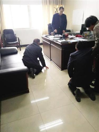 网传老人向副局长下跪晕倒 回应：不属实