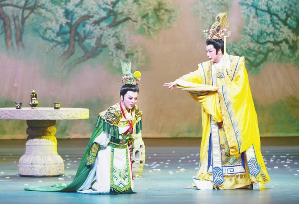 越剧《甄嬛》（下本）中，钱惠丽（右）饰皇帝玄凌