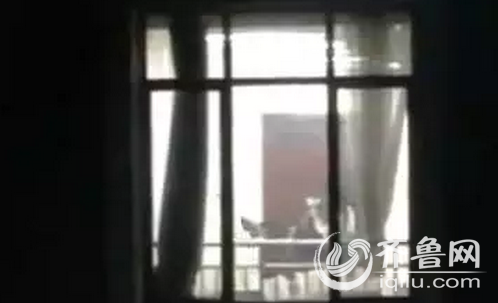 教室里一对男女当场激情迸发做着各种不雅的亲昵动作