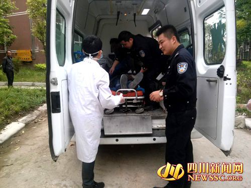 民警将男子送往救护车。警方供图