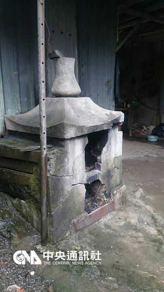 台一男子偷吃祭品遭通缉女警公墓将其逮捕归案