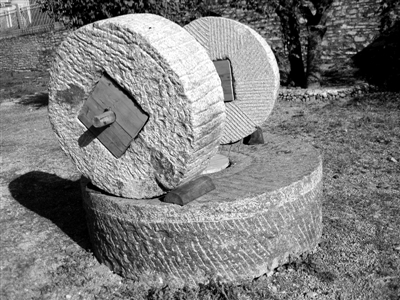 像石磨一般的纸碓。