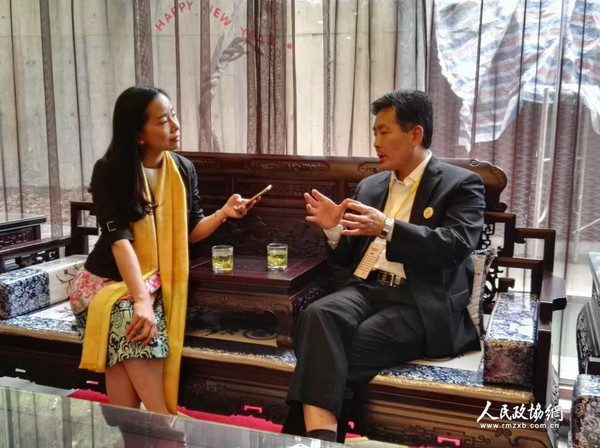 柴理明接受记者采访。