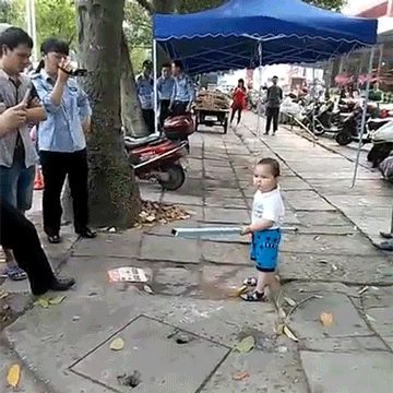 男孩钢管对抗城管 城管这次可怎么办