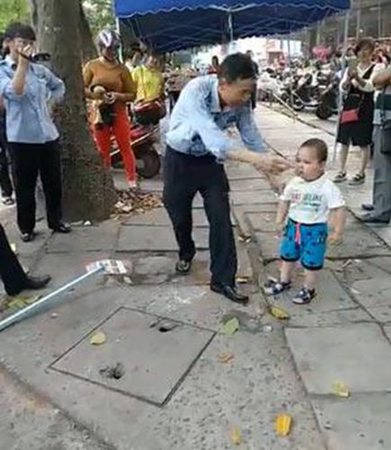 男孩钢管对抗城管 城管这次可怎么办