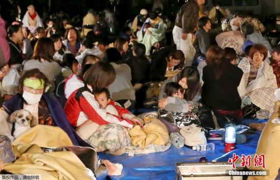 躲避地震的民众。当地消防部门仍在加紧确认具体遭灾情形。政府官员承认目前对人员受害情形尚未能把握。