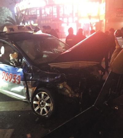 资料图：上海超跑撞车5人伤，肇事方有人直播飙车实况。该图片系《新京报》报道此事时刊载的网络截图。