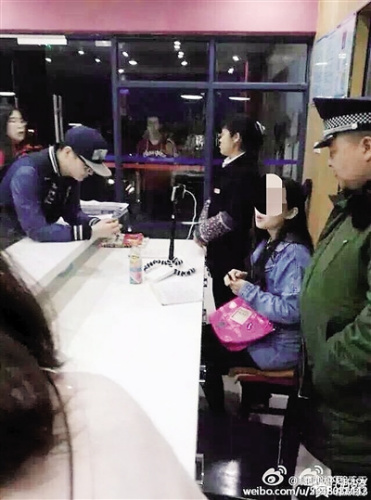 资料图：安保人员制止女主播(右二)直播女生宿舍。 图片来源：网友微博截图