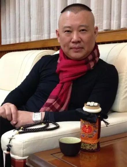 郭德纲还喜欢收藏佛牌，甚至有传闻，中国好的佛牌都被郭德纲承包了。