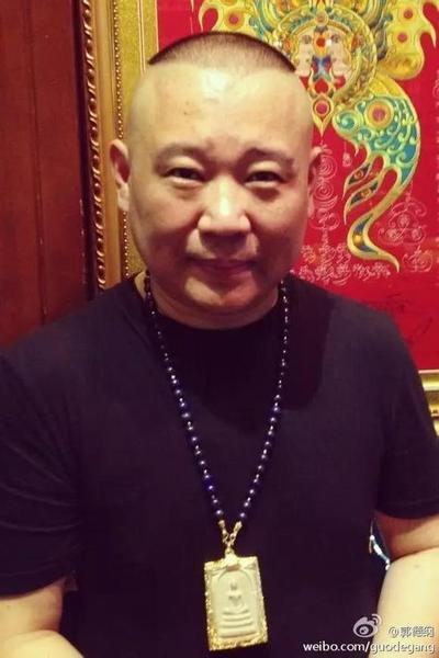 还有一样就是文玩核桃，郭德纲不但喜欢玩核桃，还创作过有关文玩核桃的相声作品。记得前几年，坊间传言郭德纲花43万只为买一对文玩核桃，不过遭到了否认。