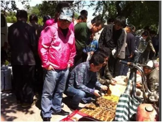 扇子也是郭德纲喜欢收藏的品类之一，在相声表演中经?；嵊τ玫剑枚弥悴伺ê竦男巳?，不知不觉就积攒了一批。