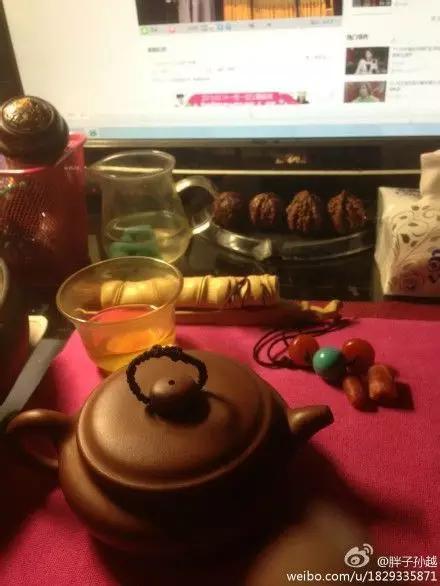 放眼望去，各类文玩齐聚一堂。