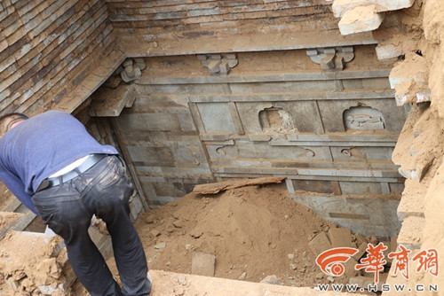 陕西现宋元平民墓：室顶镶铜镜墙上刻“二十四孝”