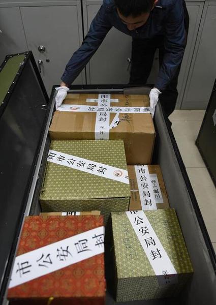 图为追回的被盗文物。