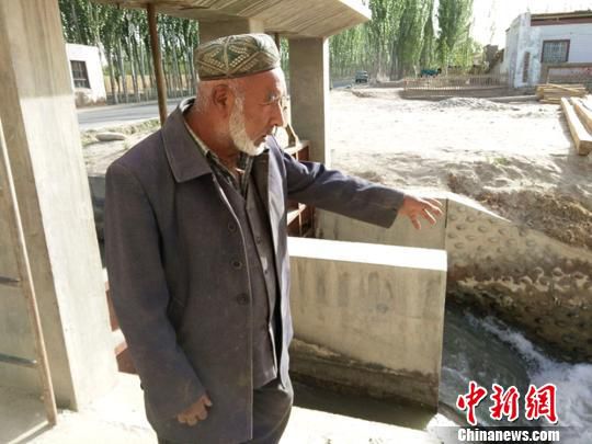 63岁维吾尔族老人四次下水救人称自己儿时曾被救