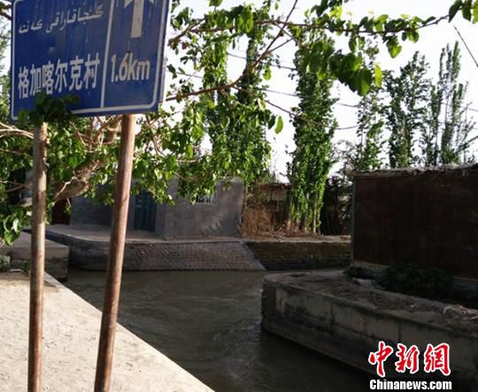 宽6米、深3米的水渠中水流湍急，虽已到春季，但水温只有零上二三度。　杨婷婷 摄