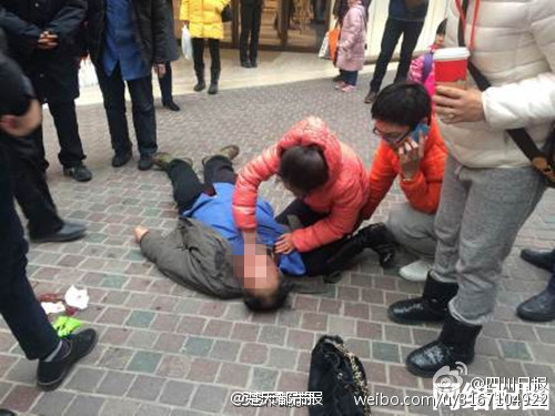 女医生福州街头救老人 被骂“怎么随便掐我”