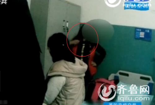 济宁有三个未成年的孩子大晚上非要留宿在医院里,民警上前询问女孩情况,可其中一名女孩竟突然掏出了一把刀