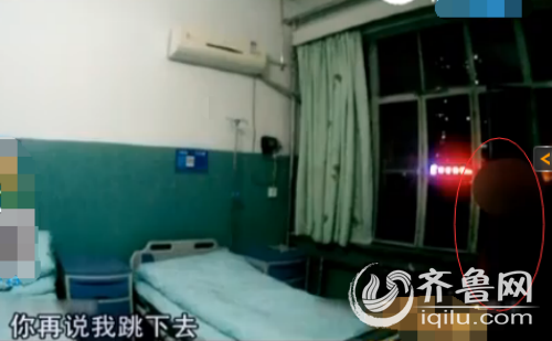 民警冲上前夺下女孩手中的刀，民警的动作够迅速，可女孩竟接着做出了更疯狂的举动，作势要跳楼。