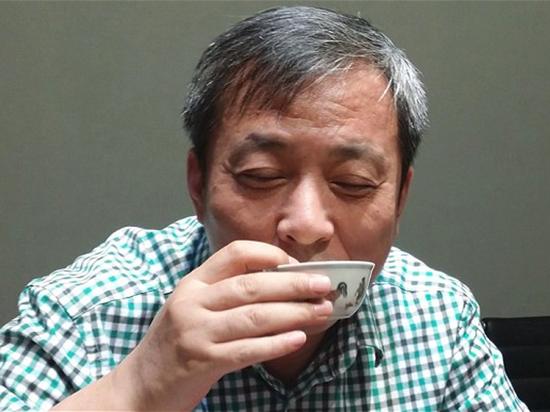 在耗资3640万美元买下了一尊明朝的鸡缸杯之后，他用这件古董喝茶的做法震惊了艺术界。

　　图片：courtesy Sotheby‘s。